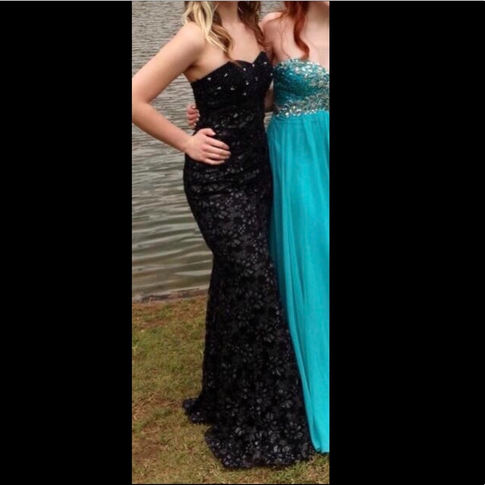 Detailed black fitted prom dress
